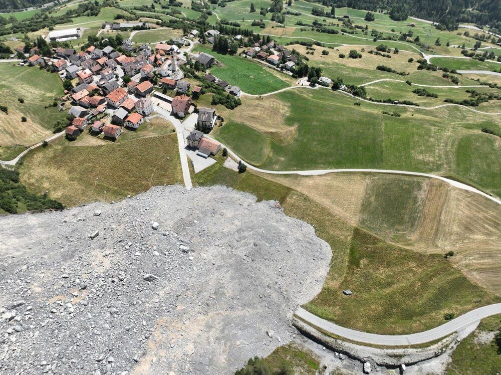 Der Bergrutsch verschüttete die Zufahrtsstrasse von Brienz.